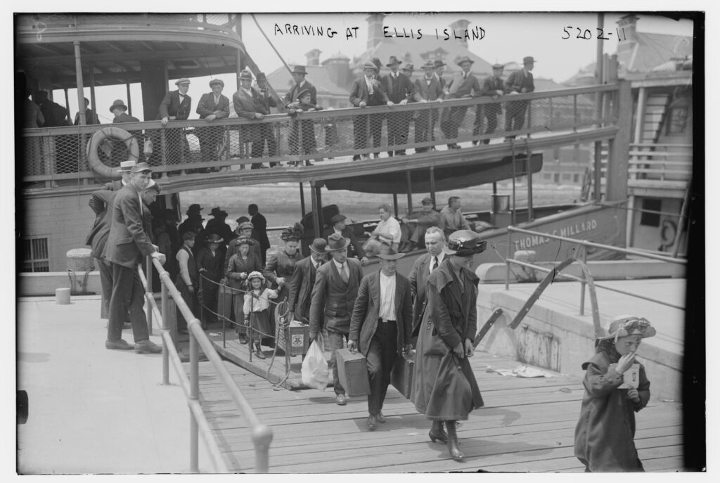 Immigranten komen aan op Ellis Island, 1915. (Beeld: Library of Congress)