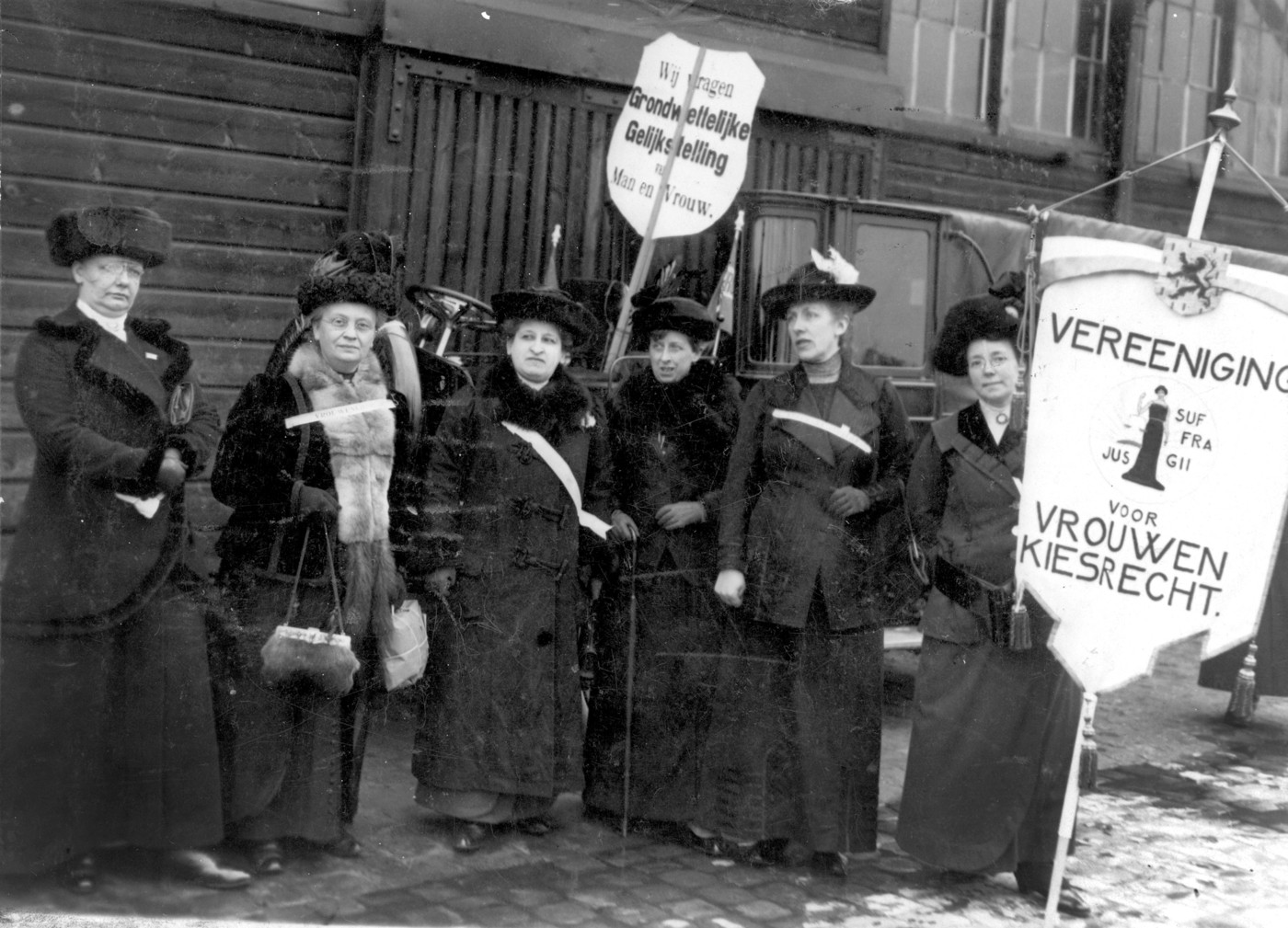 Een betoging voor het vrouwenkiesrecht in Amsterdam, 1914. De derde vrouw van links is Aletta Jacobs. (Beeld: Spaarnestad Foto)