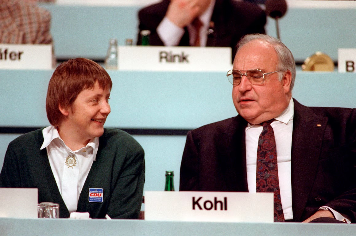 Angela Merkel, Bondskanselier van 2005 tot 2022, naast de Duitse bondskanselier Helmut Kohl, 1991. (Beeld: Michael Jung, EPA)