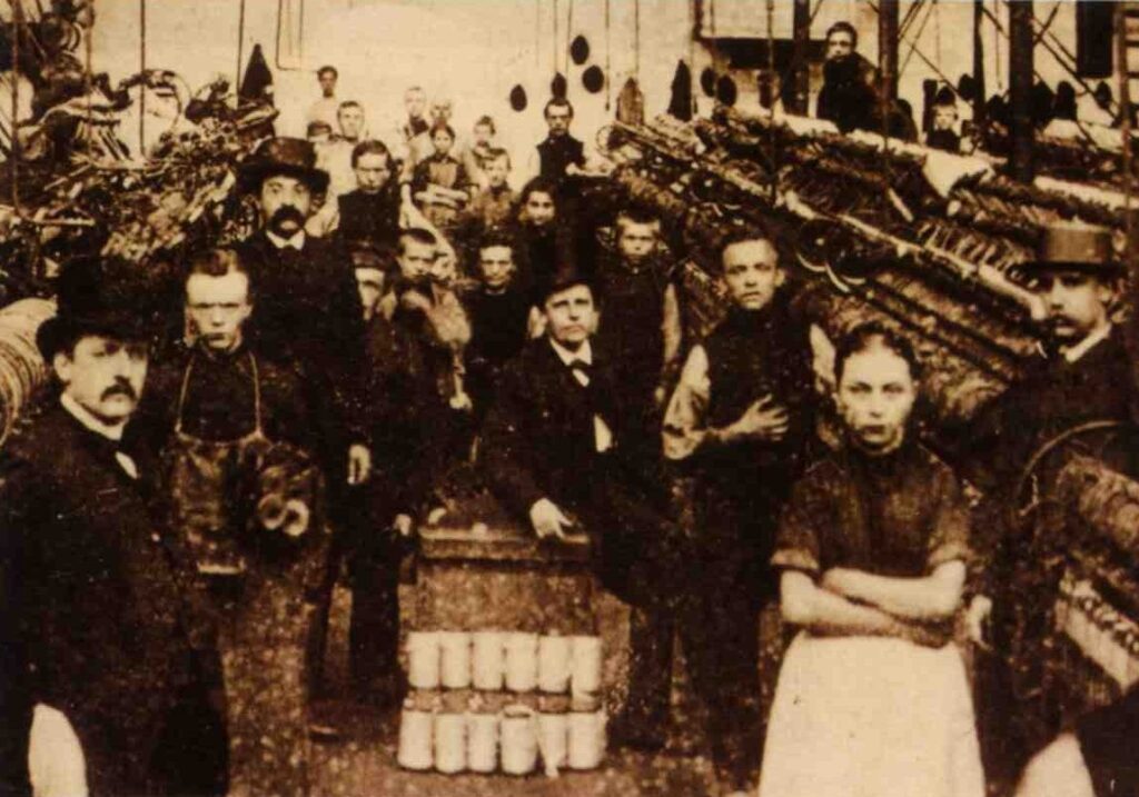 Arbeiders in een textielfabriek in Veenendaal, eind negentiende eeuw.