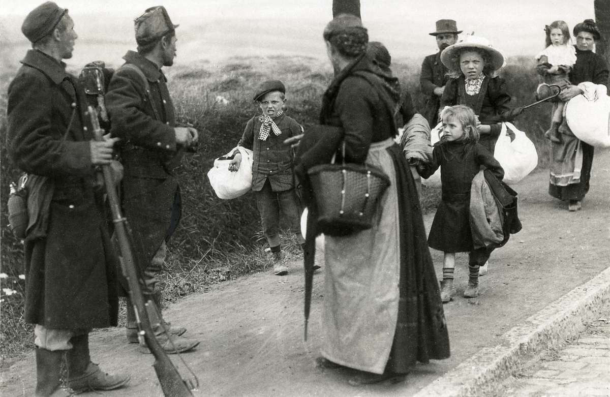 Belgische vluchtelingen leggen de reis van Brussel naar Nederland geheel te voet af, 1914. (Beeld: Spaarnestad Photo)