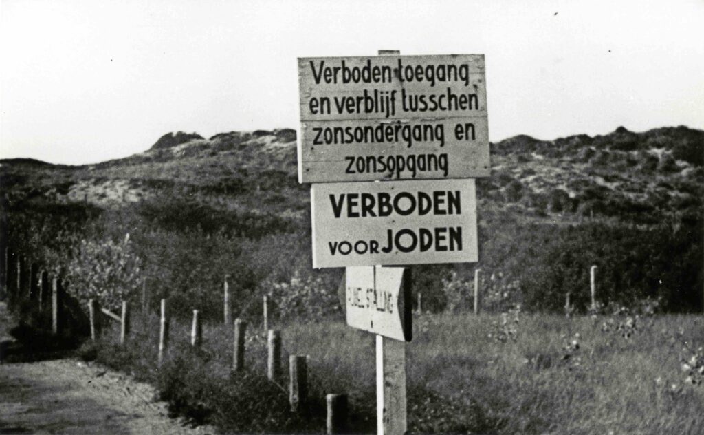 Een bord ‘Verboden voor Joden’ bij een toegangspad naar de duinen, 1941. (Beeld: Haags Gemeentearchief)