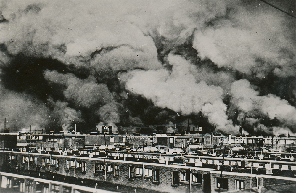 Brand in Rotterdam na het bombardement, mei 1940. (Beeld: Gemeentearchief Rotterdam)