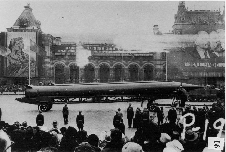 CIA-foto van een Russische raket op het Rode Plein in Moskou, 1962.