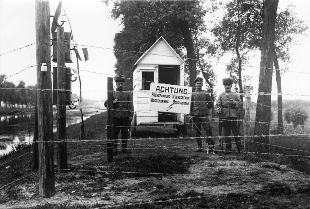 De Dodendraad bij de grens tussen Nederland en België in Sluis, 1915. (Beeld: Nationaal Archief)