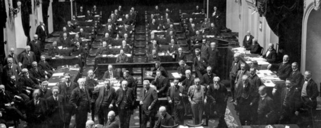 De Tweede Kamer poseert voor de camera in 1914 (Tweede Kamer)