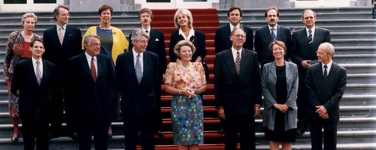 De bordesscène van de ministers van het kabinet-Kok I met in het midden koningin Beatrix bij Huis ten Bosch, 22 augustus 1994. (Beeld: RVD)