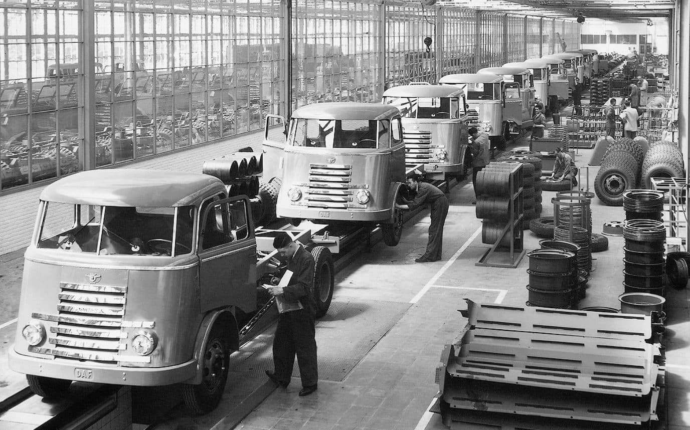 De productie van DAF-auto's in Eindhoven, circa 1950. (Beeld: DAF)