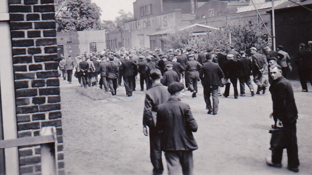 Foto van stakers, 1943. De stakingen beginnen in een grote fabriek in Hengelo en verspreiden zich over Nederland. (Beeld: NOS, Frans Schumacher)