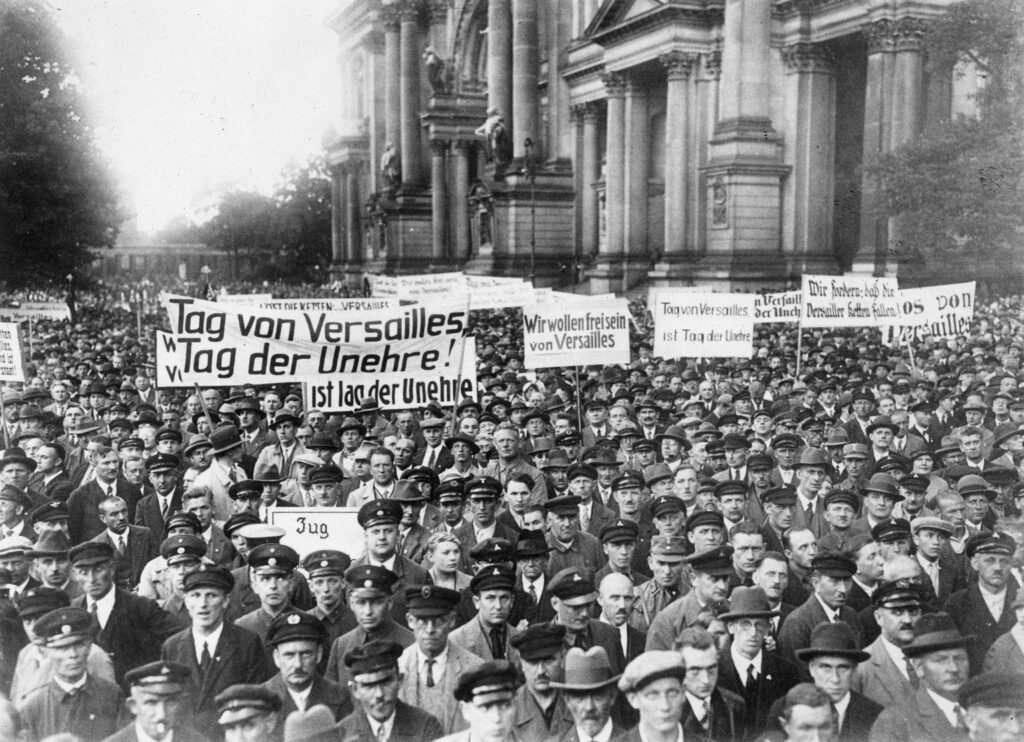 Demonstratie in Berlijn tegen het verdrag van Versailles, 1919. (Beeld: NIOD)