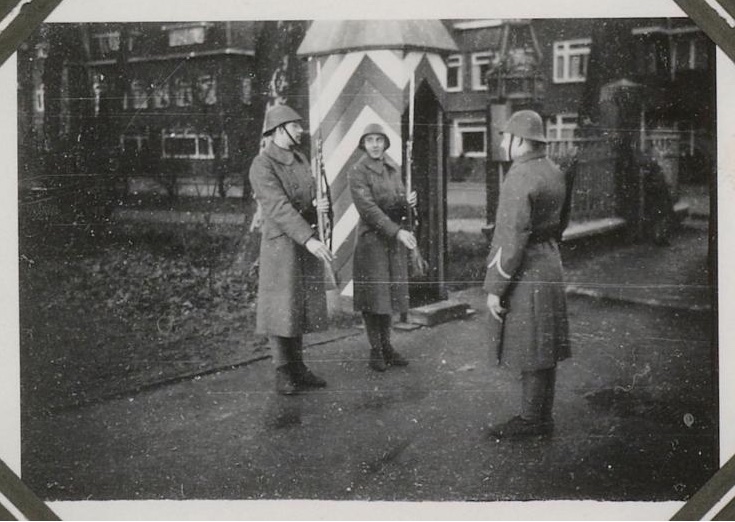 Drie Nederlandse soldaten in uniform bij een wachtpost, 1905. (Beeld: Museum Volkenkunde)