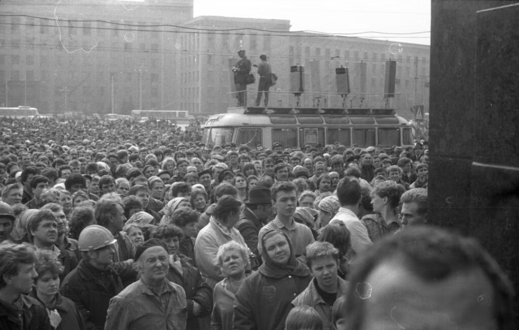 Duizenden arbeiders demonstreren tegen de Communistische Partij op het Lenin Plein in Minsk in Wit-Rusland, 1991. (Beeld: SVABoda)