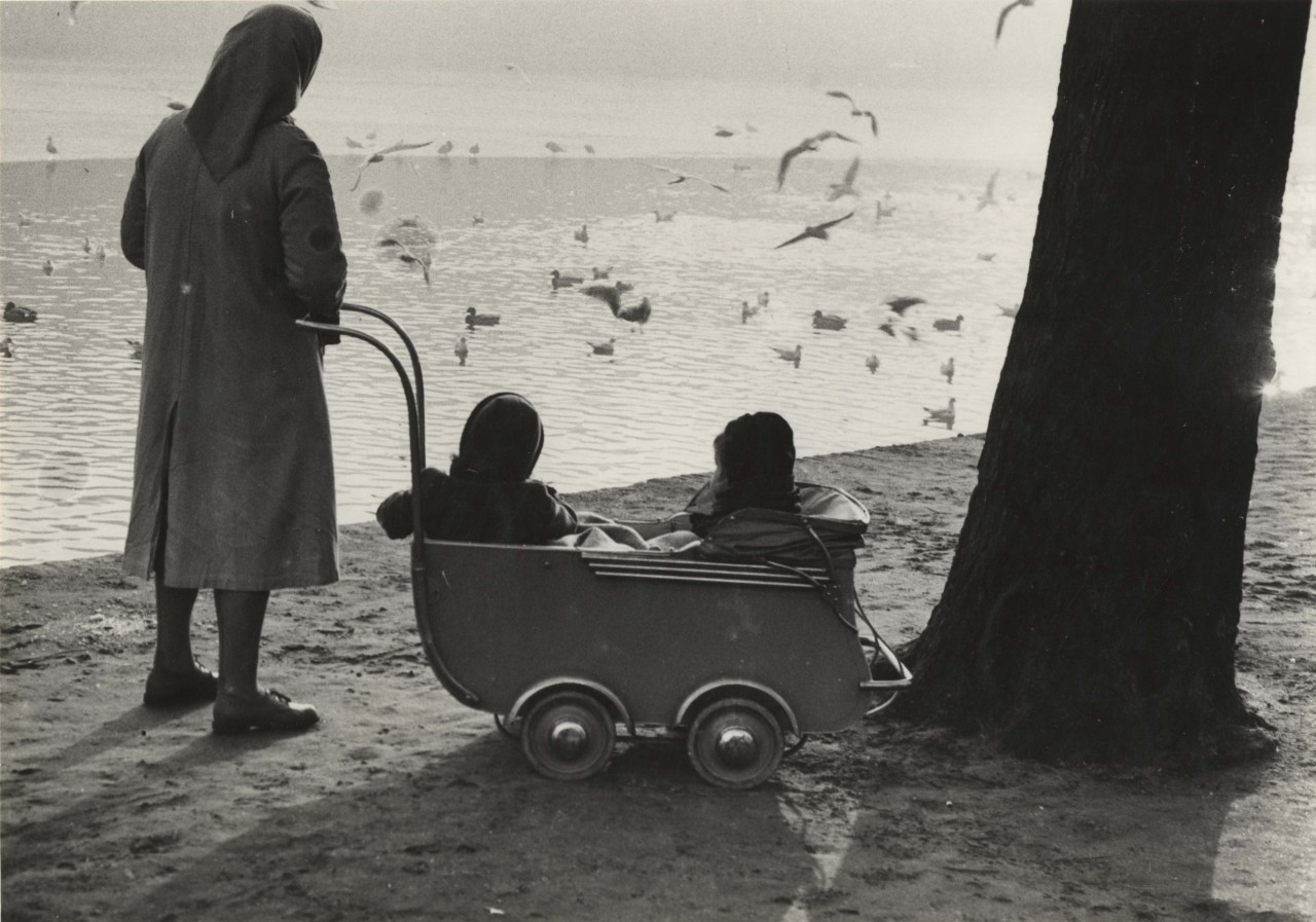 Een moeder met kinderwagen bij de Lange Vijverberg in Den Haag, 1950. (Beeld: Haags Gemeentearchief)