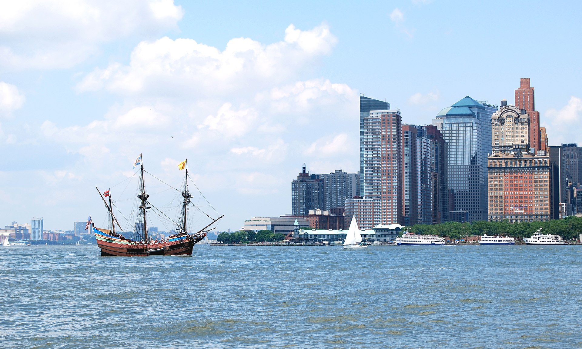 Een replica van het VOC-schip de Halve Maen vaart richting Manhattan, 2009.