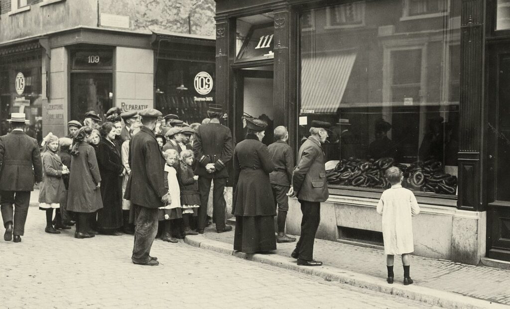 Een slagerij in Haarleem verkoopt goedkopere 'eenheidsworst', 1918. (Beeld: Noord-Hollands Archief)