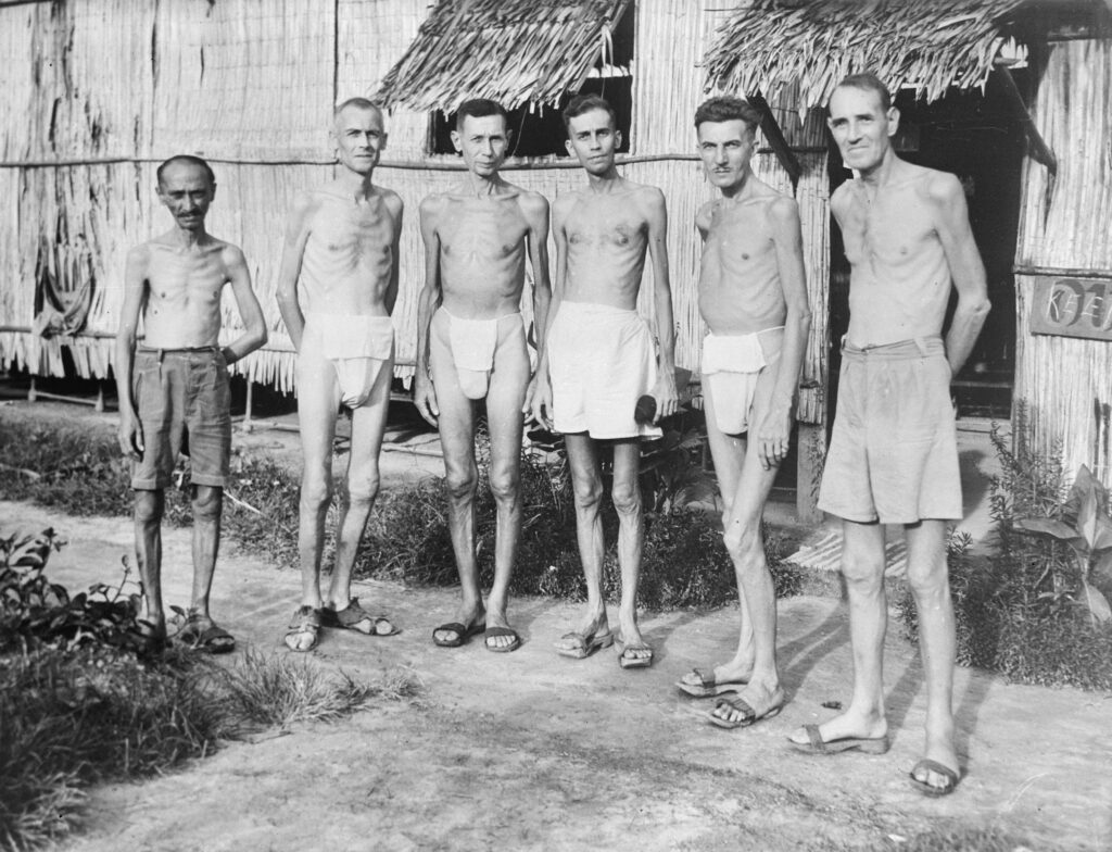 Gevangenen in een Japans interneringskamp, maart 1945. (Beeld: Netwerk Oorlogsbronnen)