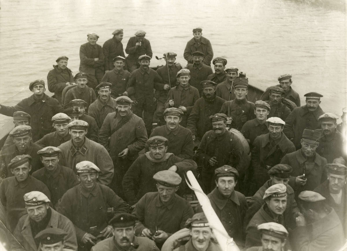 Gevluchte Duitse soldaten in een grote roeiboot in het Nederlandse Sluis, 1918. (Beeld: Spaarnestad Photo)