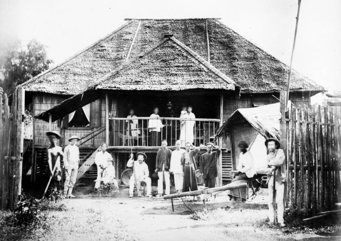 Groepsportret voor de administrateurswoning op de tabaksonderneming Kota Lama, circa 1875. (Beeld: Collectie Tropenmuseum)