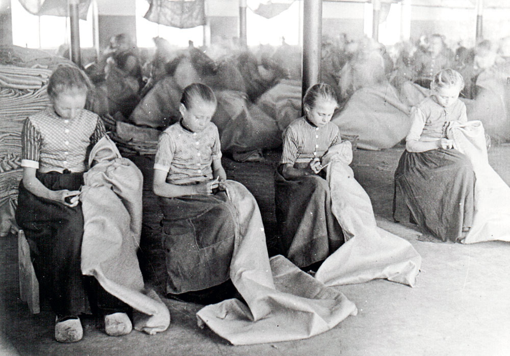 Kinderen naaien juten zakken, eind negentiende eeuw (Beeld: Collectie Beeldbank Nationaal Archief)