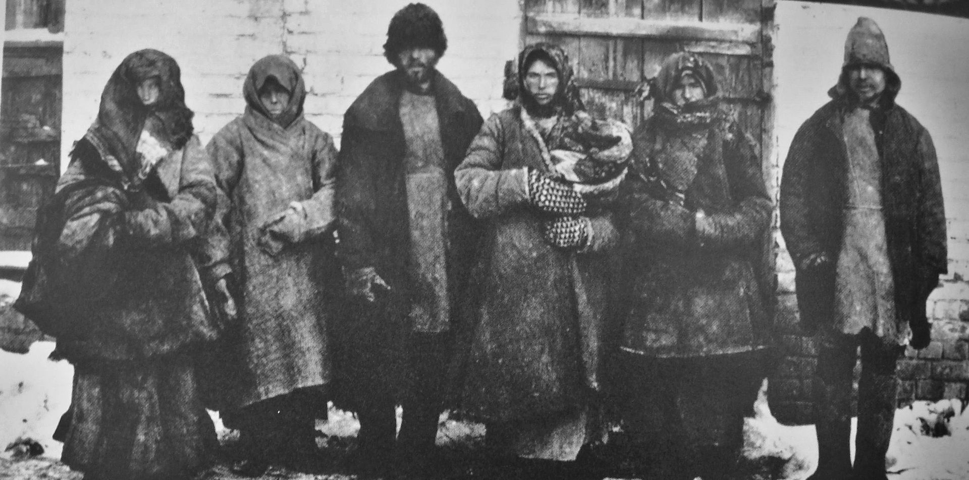 In de jaren van de bloedige burgeroorlog is er grote hongersnood. Sommige Russen eten daarom andere mensen op, 1921. (Beeld: Eric Baschet)