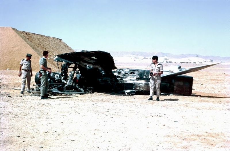 Israëlische officieren bij een vernietigd Egyptisch vliegtuig, 1967.