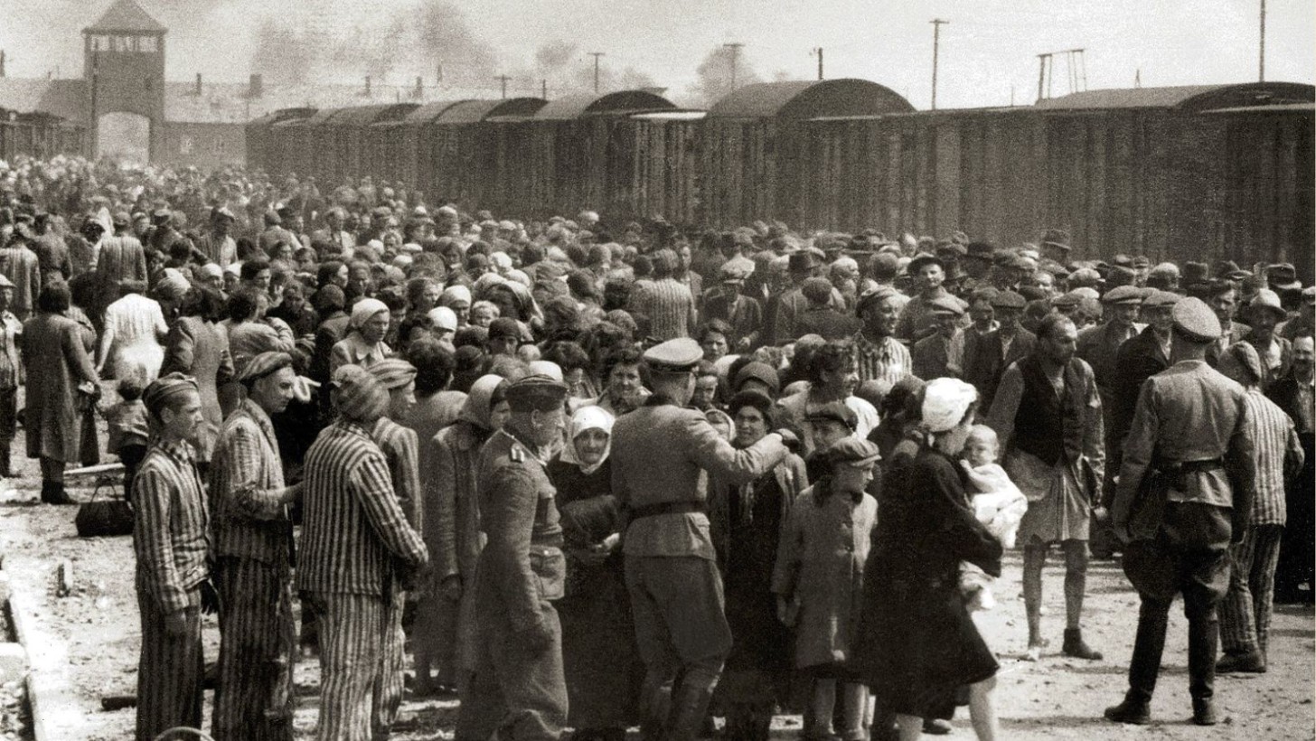 Een foto van de aankomst van Joden bij Auschwitz-Birkenau, een vernietigingskamp van de nazi’s, circa 1943. (Beeld: NIOD)