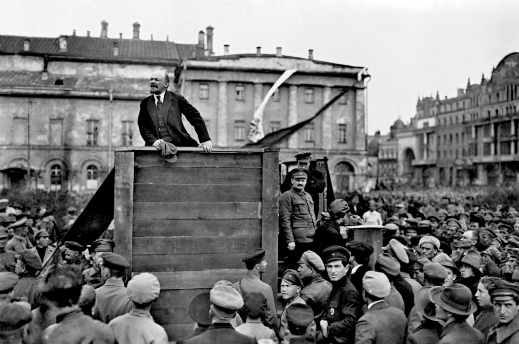 Lenin geeft een speech op het plein in Moskou, 1920. (Beeld: Scalarchives)