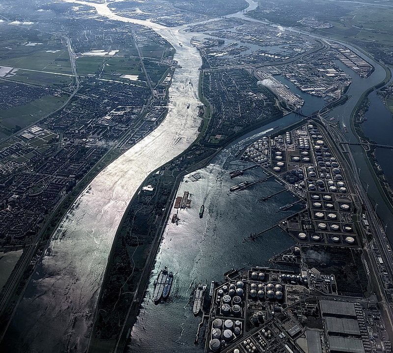 Luchtfoto van Europoort Rotterdam en de Nieuwe Waterweg, 2022.