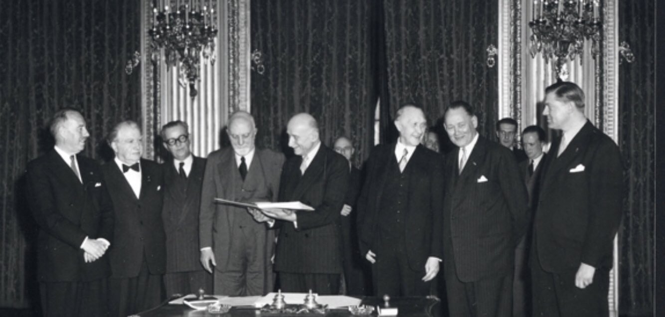 Met het Verdrag van Parijs wordt de Europese Gemeenschap voor Kolen en Staal (EGKS) opgericht, 1951.
