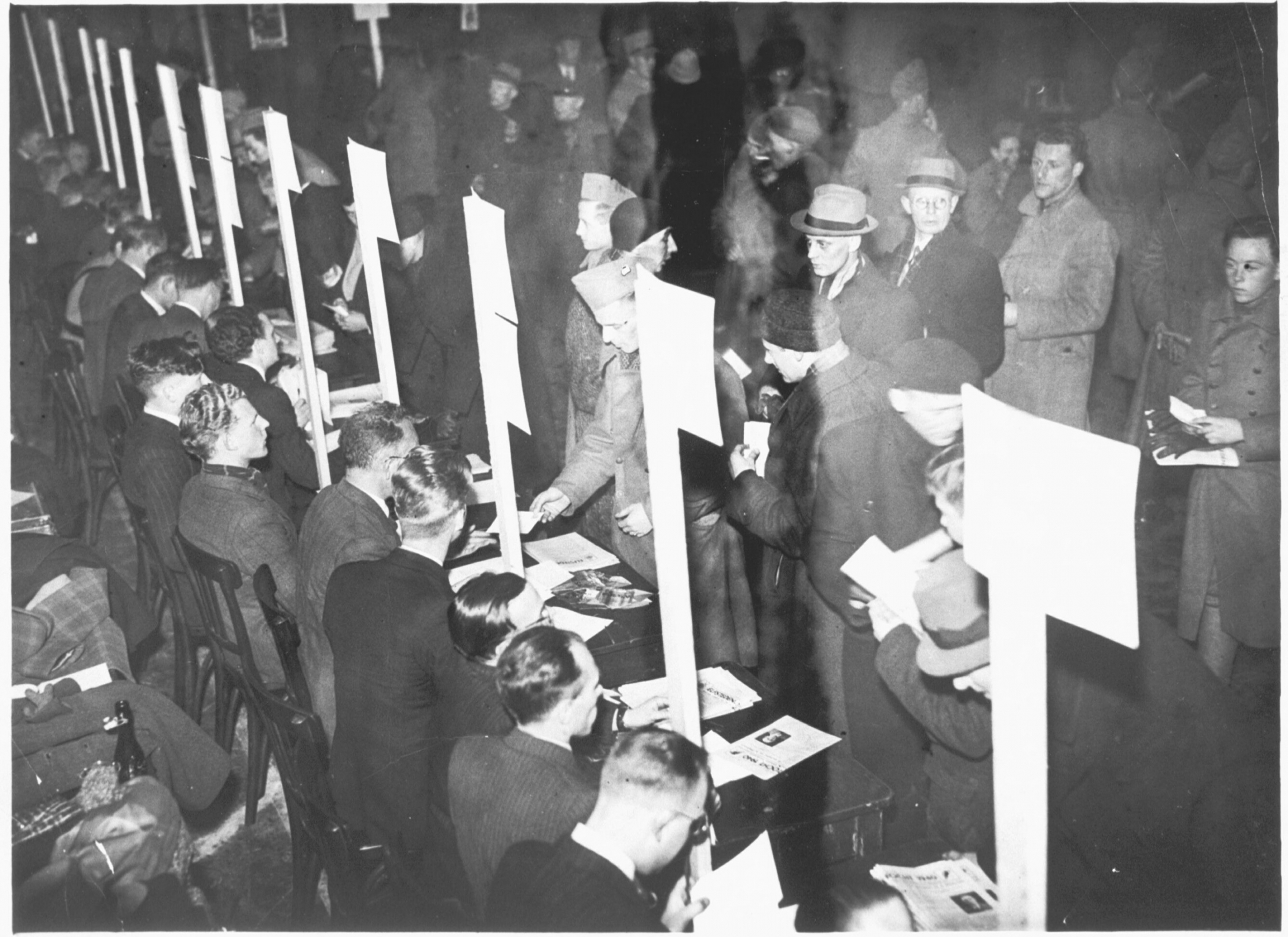 Nederlandse mannen melden zich voor de mobilisatie van het leger, 1939. (Beeld: Oorlogsbronnen, NIOD)