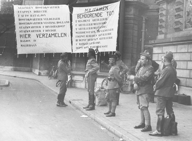 Nederlandse soldaten verzamelen zich voor de mobilisatie, 1939. (Beeld: NIOD)