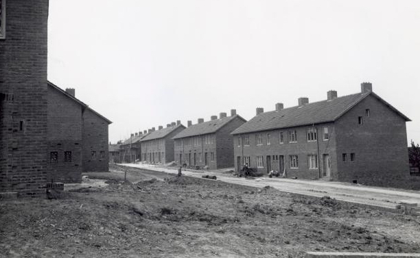 Nieuwe arbeidershuizen worden gebouwd in Emmen na de Tweede Wereldoorlog, 1948. (Beeld: Wiel van der Randen)