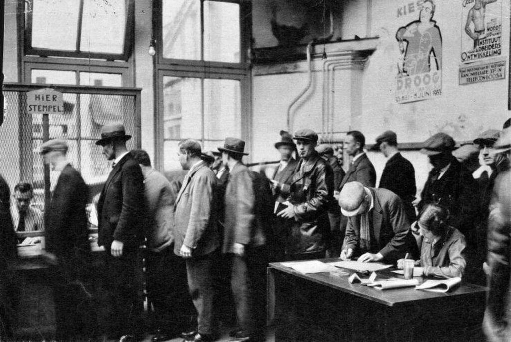 Werklozen in een stempellokaal, circa 1935. Om werklozen te controleren, moeten zij twee keer per dag een stempel halen. (Beeld: Nationaal Archief)
