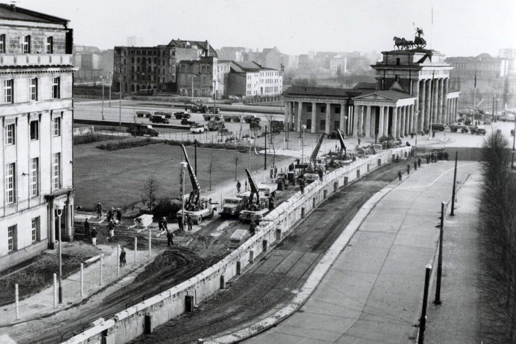 Oost-Duitsers bouwen de Berlijnse muur op bij de Brandenburger Tor, 1961.
