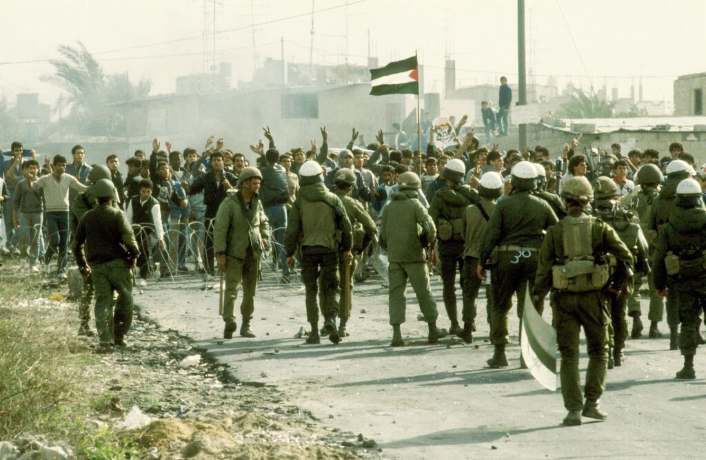 Palestijnen in opstand in de Gazastrook, 1987. (Beeld: Dan Hadani Archive)