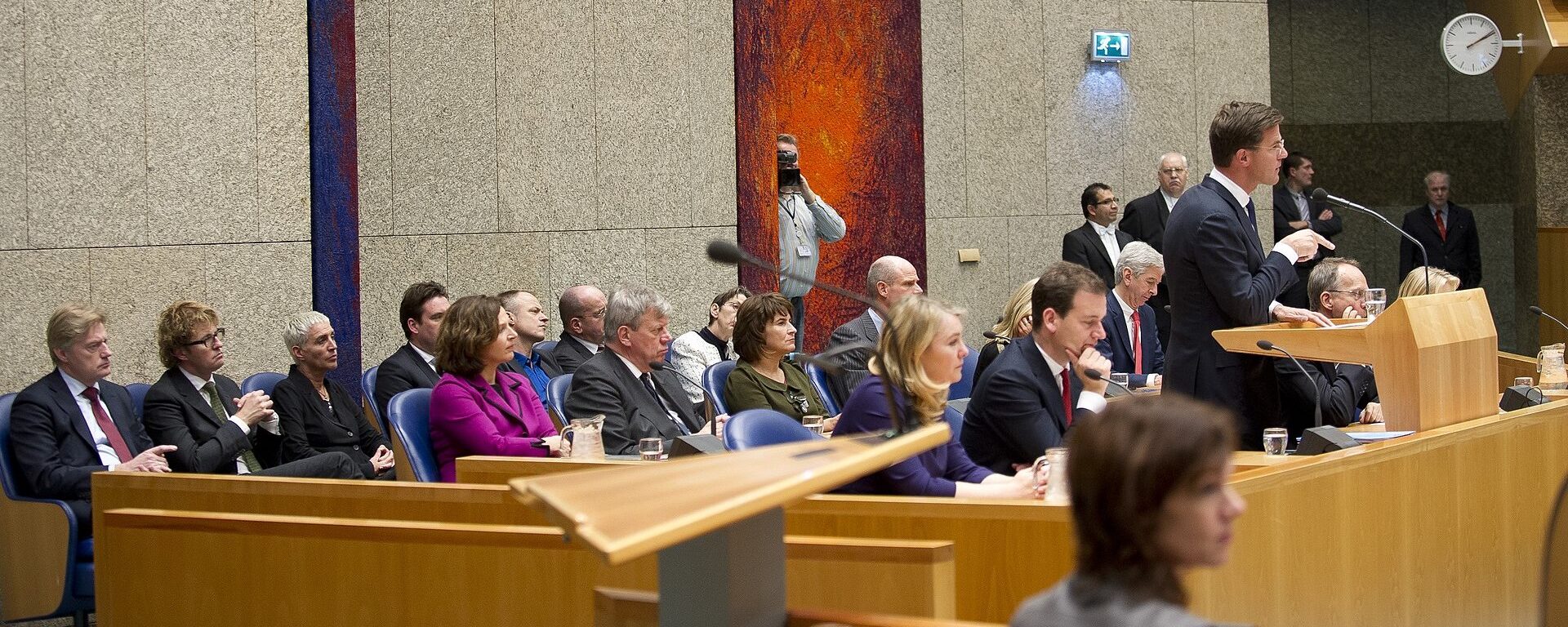 Premier Mark Rutte spreekt de Tweede Kamer toe tijdens het debat over de regeringsverklaring bij het aantreden van het kabinet-Rutte II, 2012. (Beeld: Flickr, Richard van Elferen)