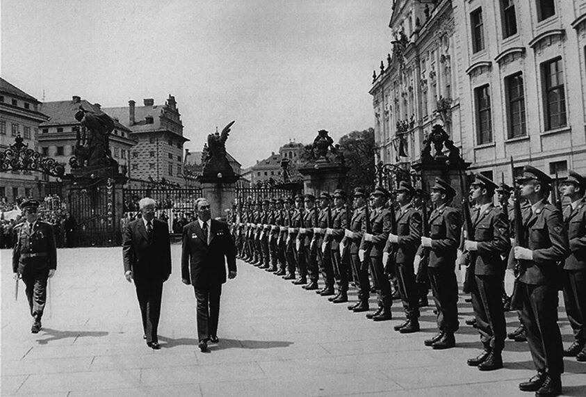 Sovjetleider Leonid Brezjnev (rechts in het midden) op bezoek bij het kasteel van Praag in Tsjechoslowakije, 1978. (Beeld: Klazarova)