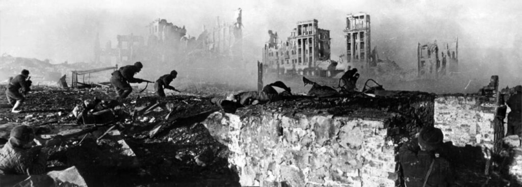 Sovjetsoldaten tijdens de Slag om Stalingrad, een van de belangrijkste veldslagen tijdens de Tweede Wereldoorlog, 1943. (Beeld: RIA Novosti Archive)