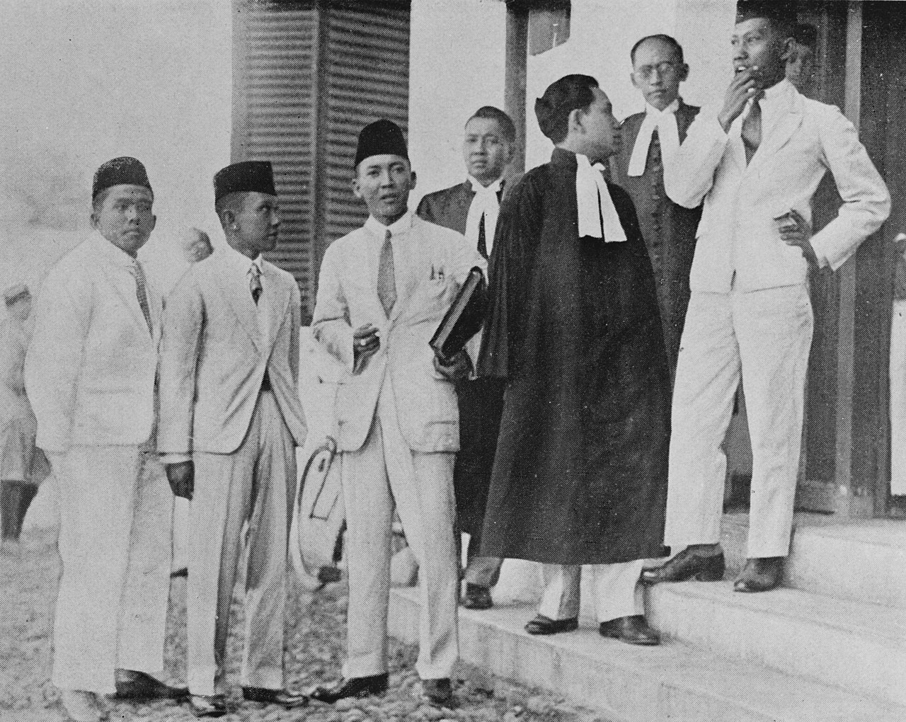 Soekarno (derde van links) bij de rechtbank in Bandung, 1930.