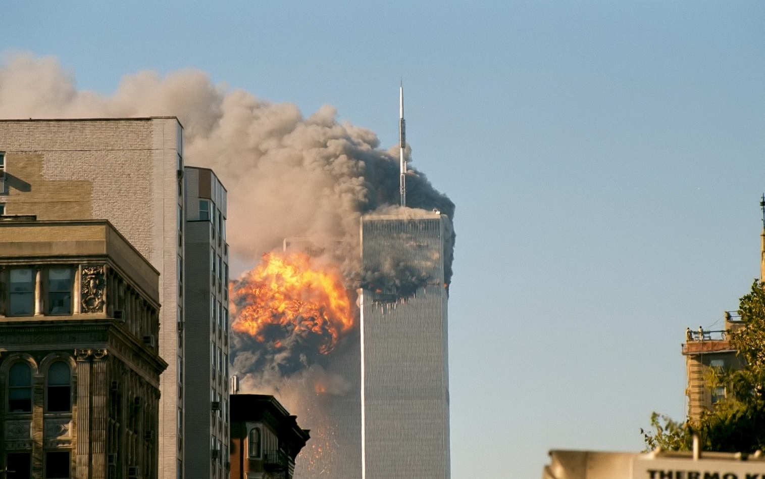 De wolkenkrabbers van het World Trade Center staan in brand nadat terroristen deze met vliegtuigen hebben doorboord, 2001.
