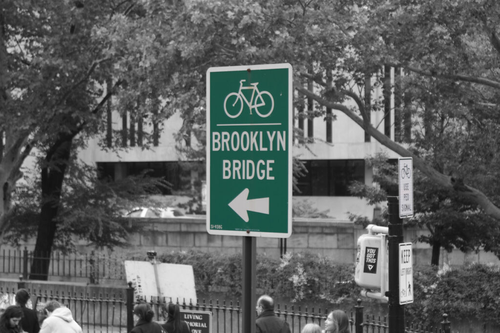 Verkeersbord verwijzend naar de Brooklyn Bridge, vernoemd naar het Nederlandse Breukelen.