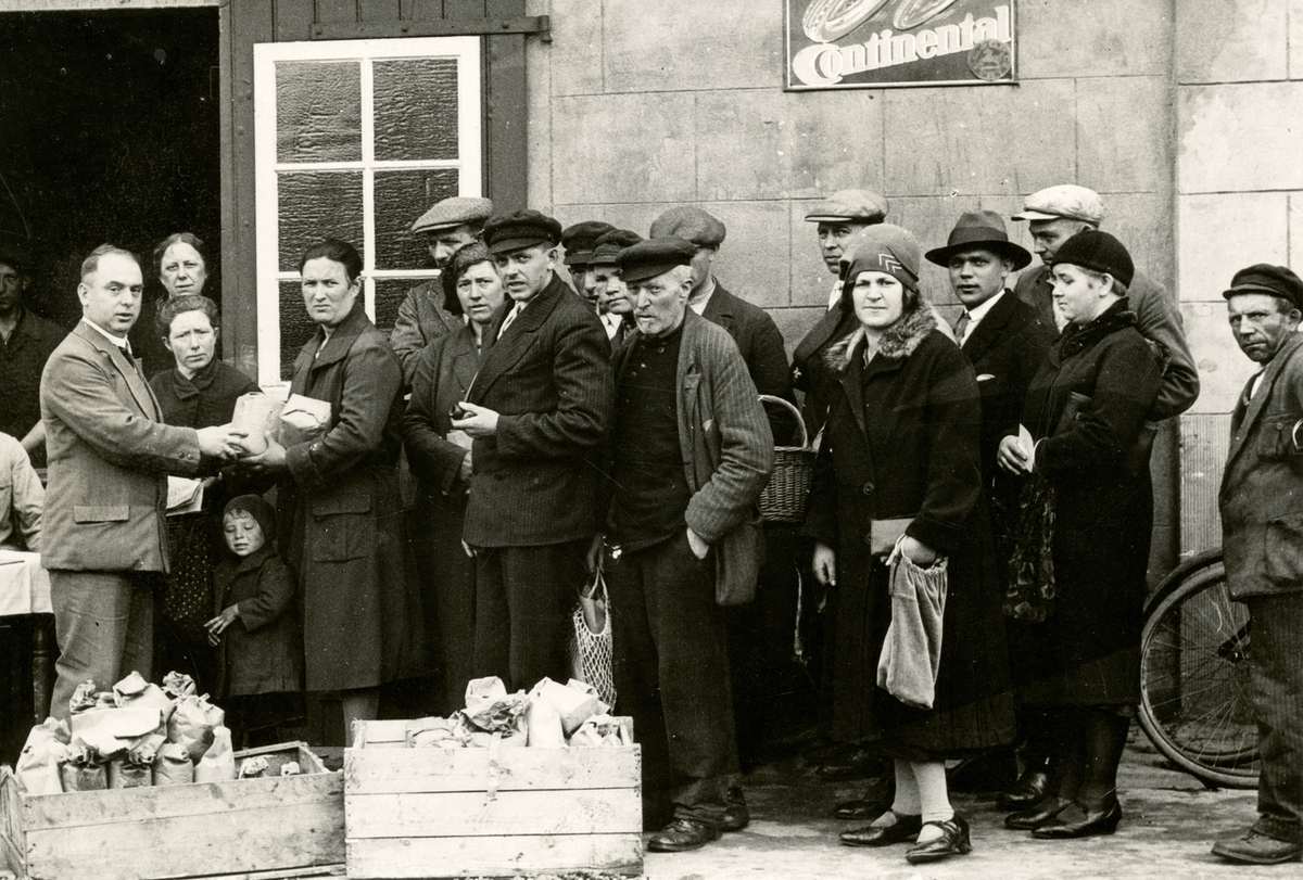 Werklozen krijgen voedsel uitgedeeld in Nederland, circa 1930. (Beeld: Spaarnestad Foto)