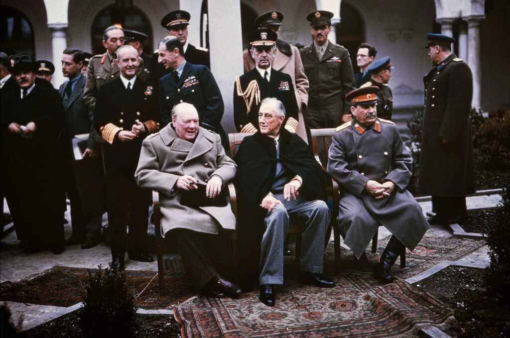 Foto van de conferentie van Jalta. In het midden zitten Winston Churchill (Groot-Brittannië), Franklin D. Roosevelt (Verenigde Staten) en Jozef Stalin (Sovjet-Unie), 1945.