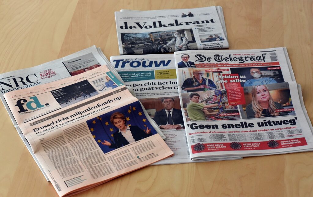 Een aantal Nederlandse kranten. Veel ervan vinden hun oorsprong in de tijd van de verzuiling. (Beeld: Pixabay)